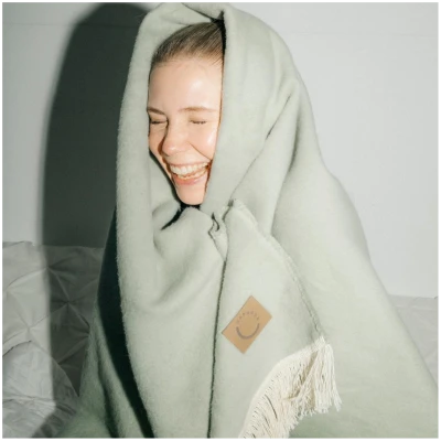 Kuscheldecke Anna Cuddle mit Fransen (Lindgrün)