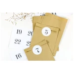 STUDIO KARAMELO DIY Adventskalender SET | Kraftpapier Tüten & Adventskalenderzahlen zum Aufkleben