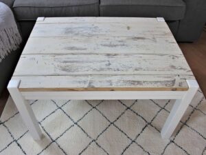 DIY Sofatisch auf Teppich vor Couch