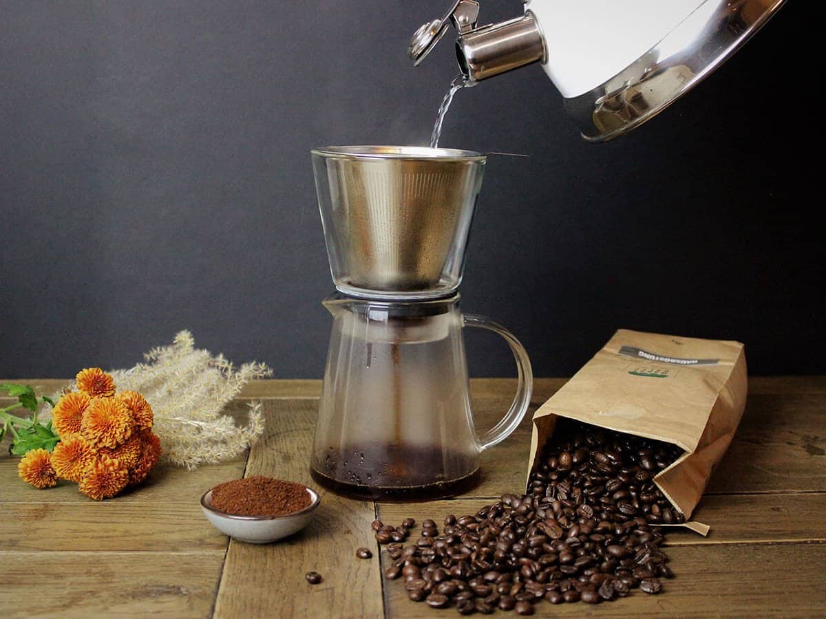 Kaffe wird mit heißem Wasser aus Wasserkocher aufgebrüht