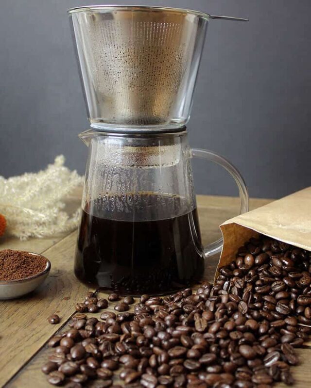 Aufgebrühter Kaffe mit Pour Over Kaffebereiter