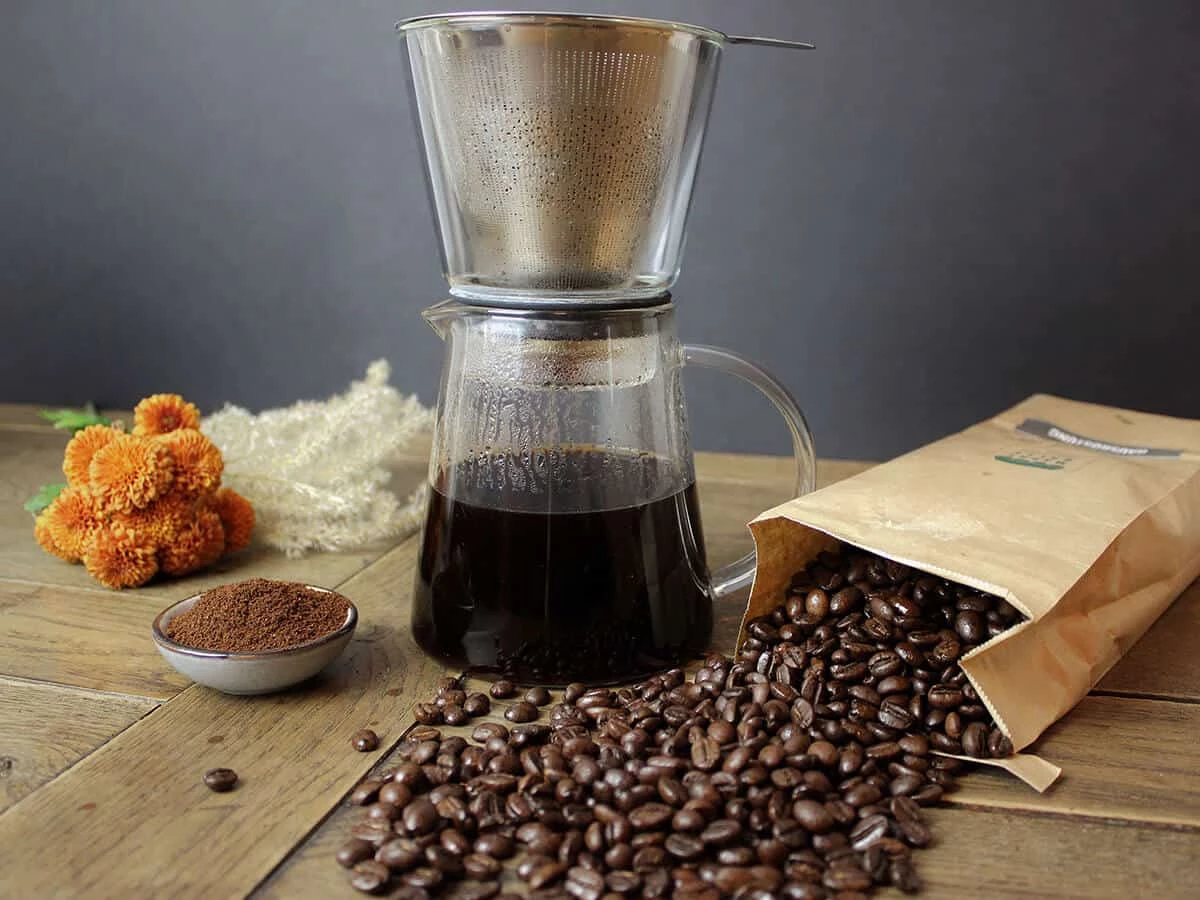 Aufgebrühter Kaffe mit Pour Over Kaffebereiter