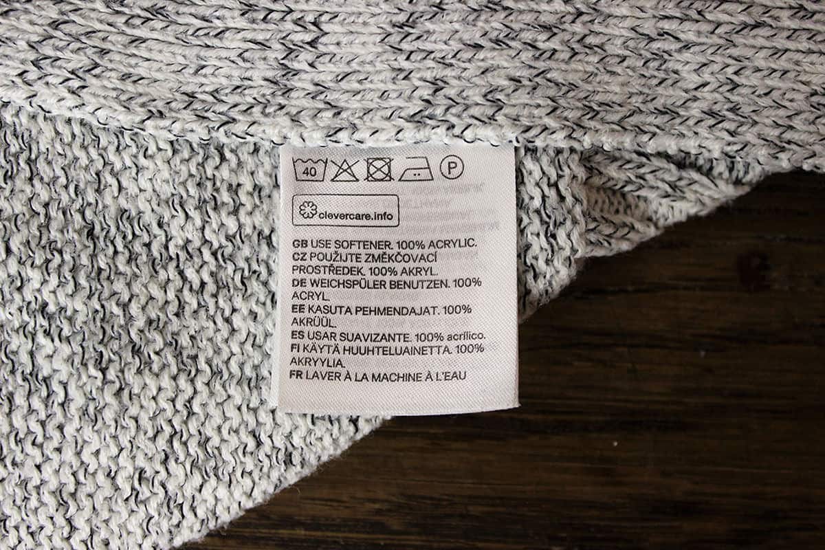 Acryl-Etikett an weiß schwarzem Pullover