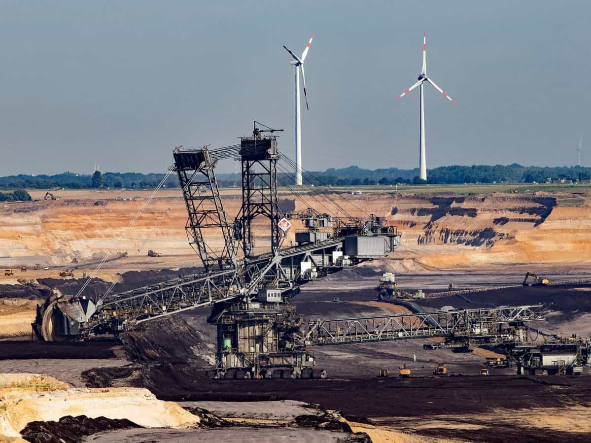 Braunkohleabbau vor Windrädern