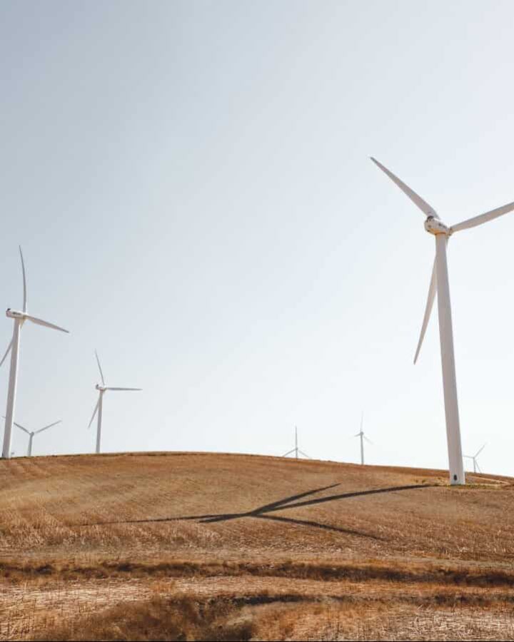Windräder zur Stromerzeugung auf Hügel