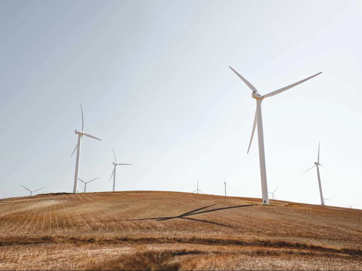 Windräder zur Stromerzeugung auf Hügel