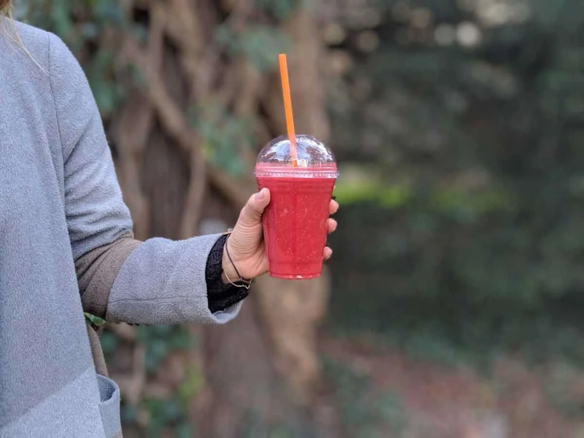 Biokunststoffbecher wird in Hand gehalten