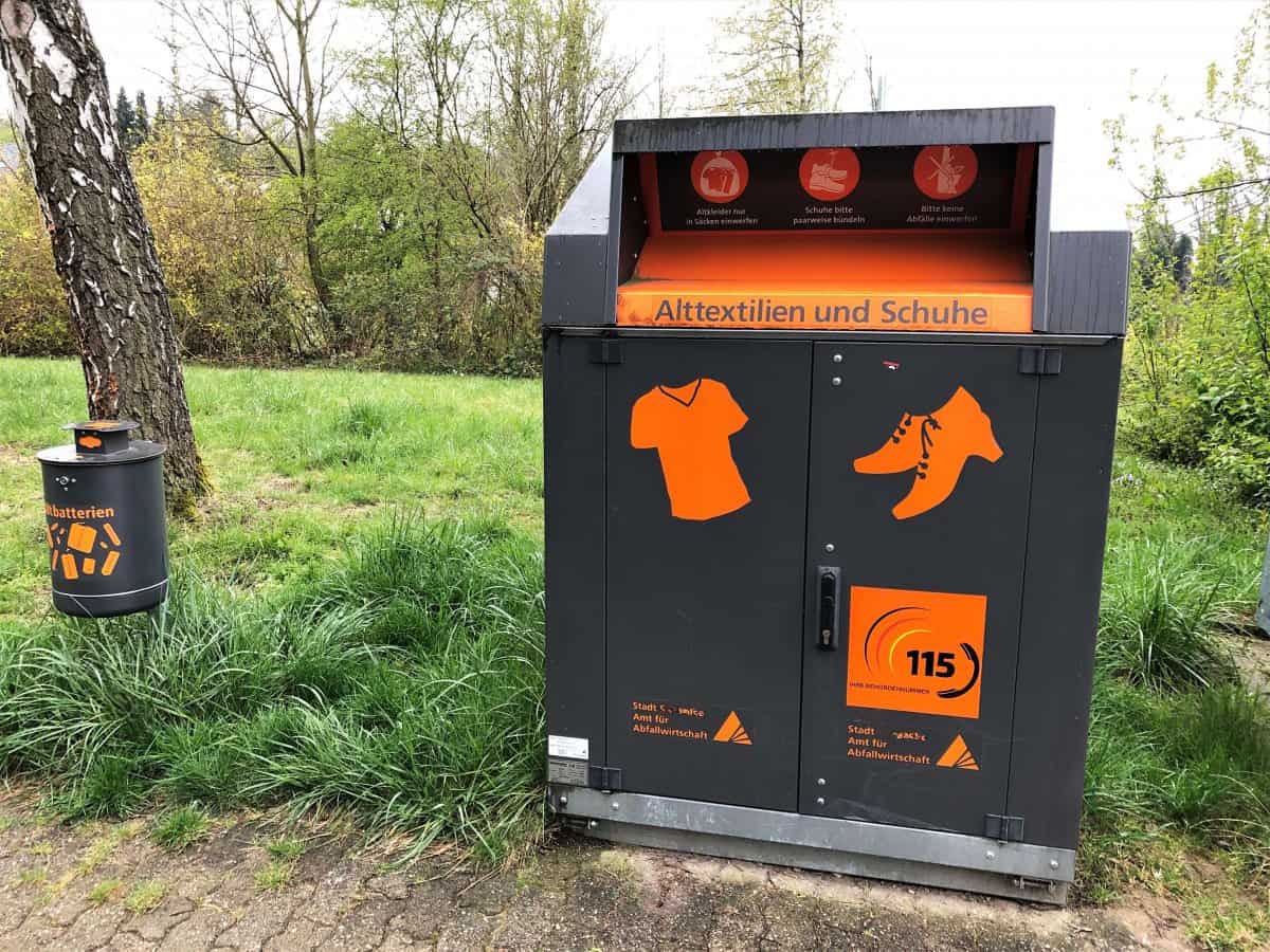 Wieso du deine Kleidung nicht über Altkleidercontainer entsorgen solltest