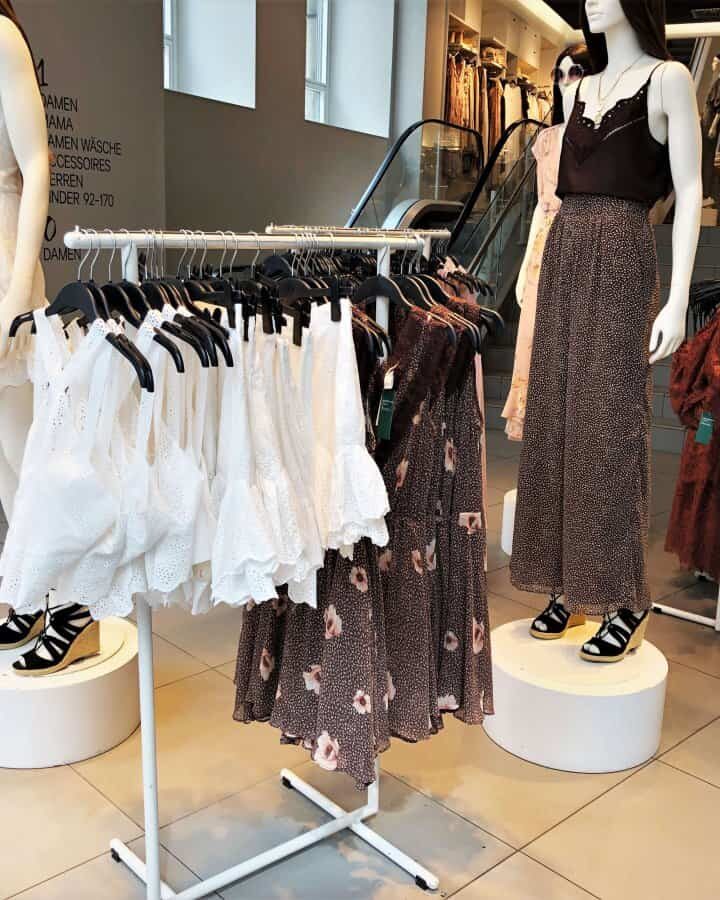 Schaufensterpuppen und Kleiderständer mit Fast Fashion
