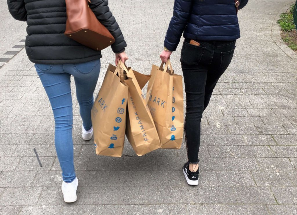 Teenager mit Primark Tüten