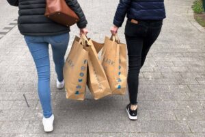 Teenager mit Primark Tüten