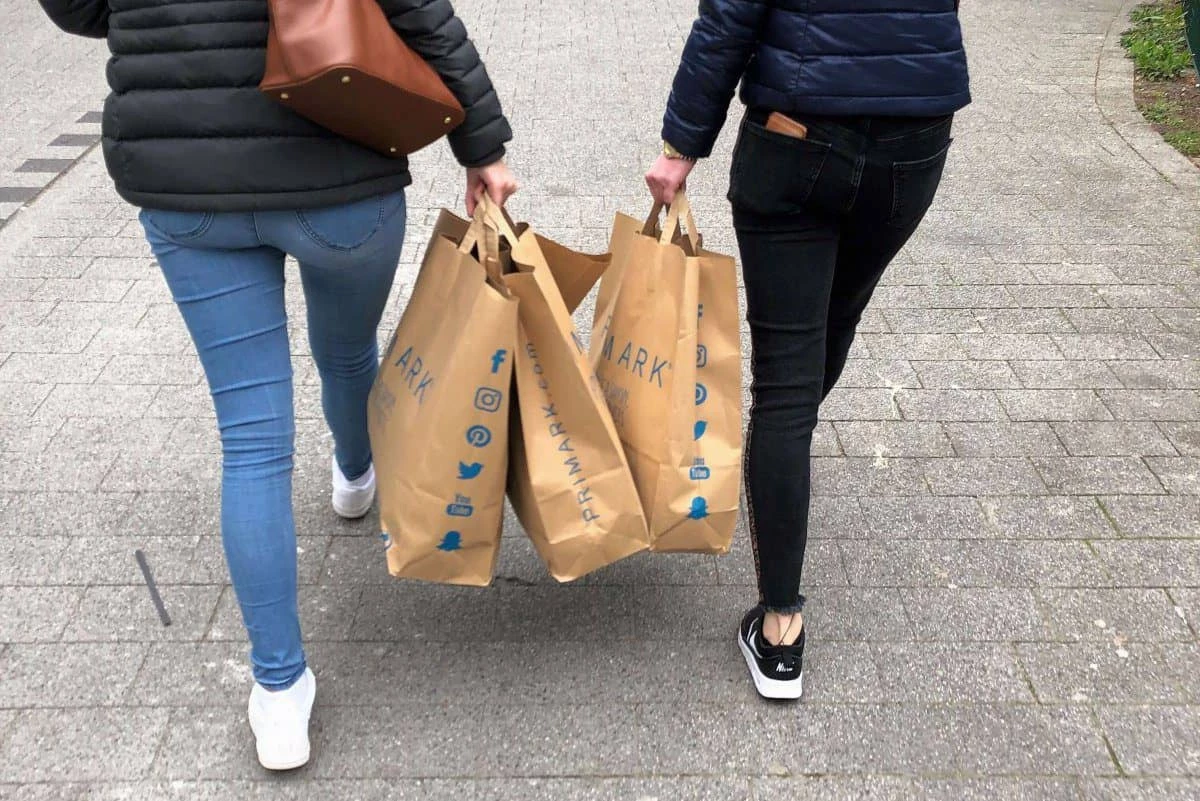 Teenager mit Primark Tüten