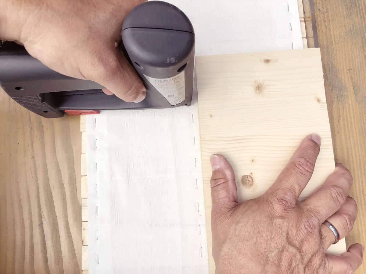 Stoff auf Holzbretter antackern mit Tackerpistole