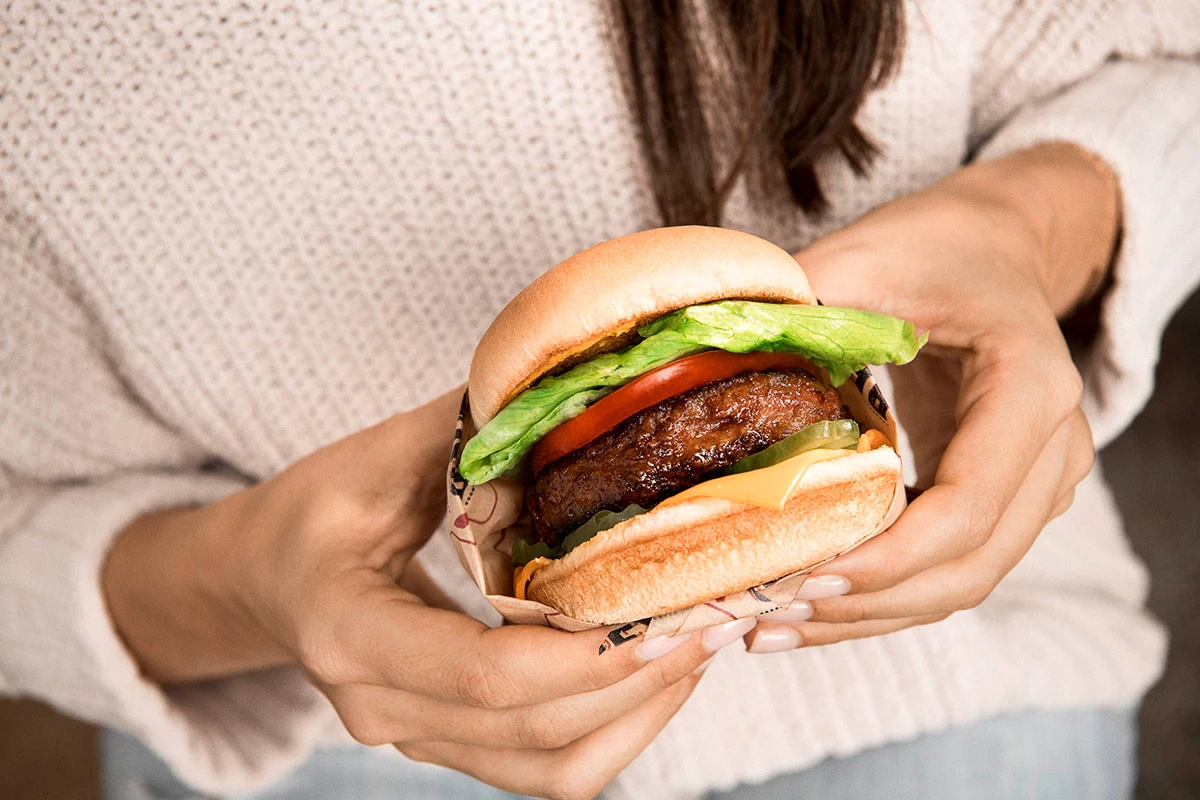 Frau hält Beyond Meat Burger