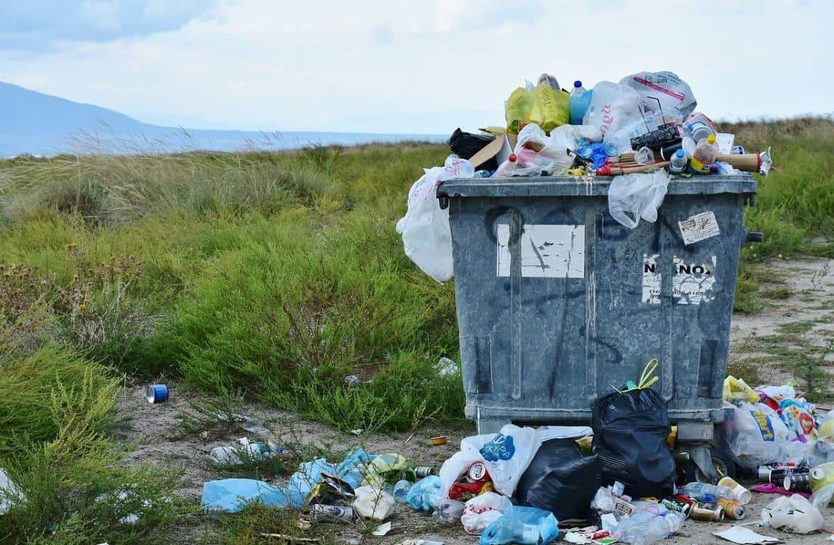 Überquellender Müllcontainer voller Plastikmüll