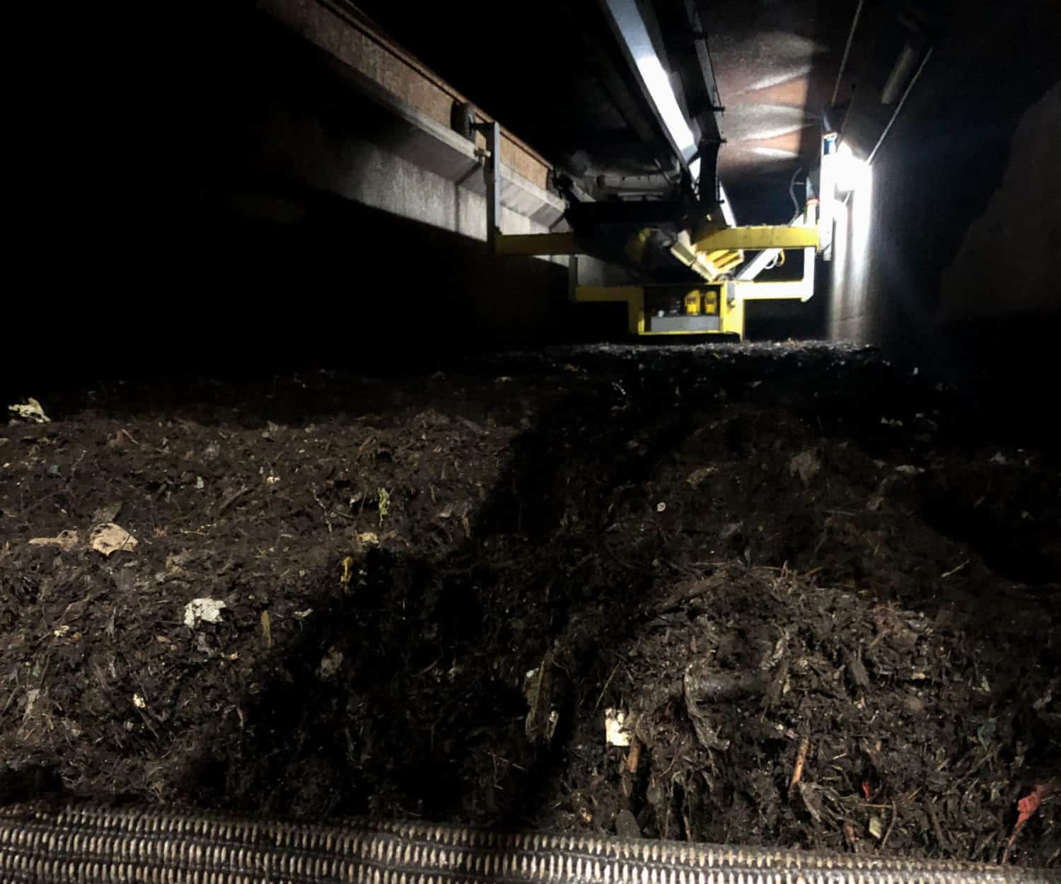 Rottetunnel mit Biomüll in einer Biokompostieranlage