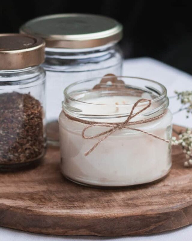 Upcycling Schraubgläser als Aufbewahrung für Lebensmittel und als DIY Kerze auf Holzbrett.
