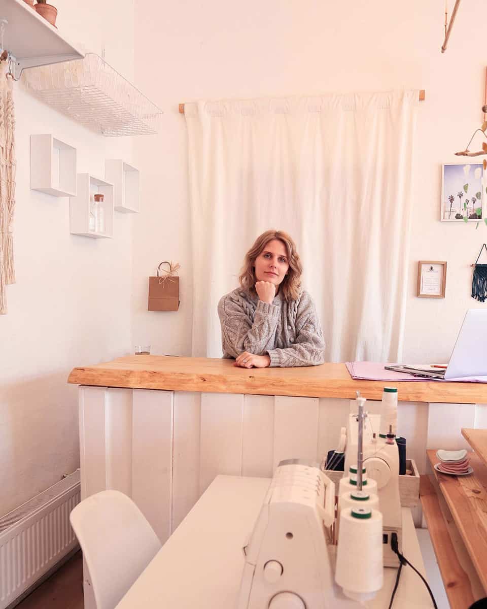 Sina im Oceanlovers Concept Store hinter der Theke