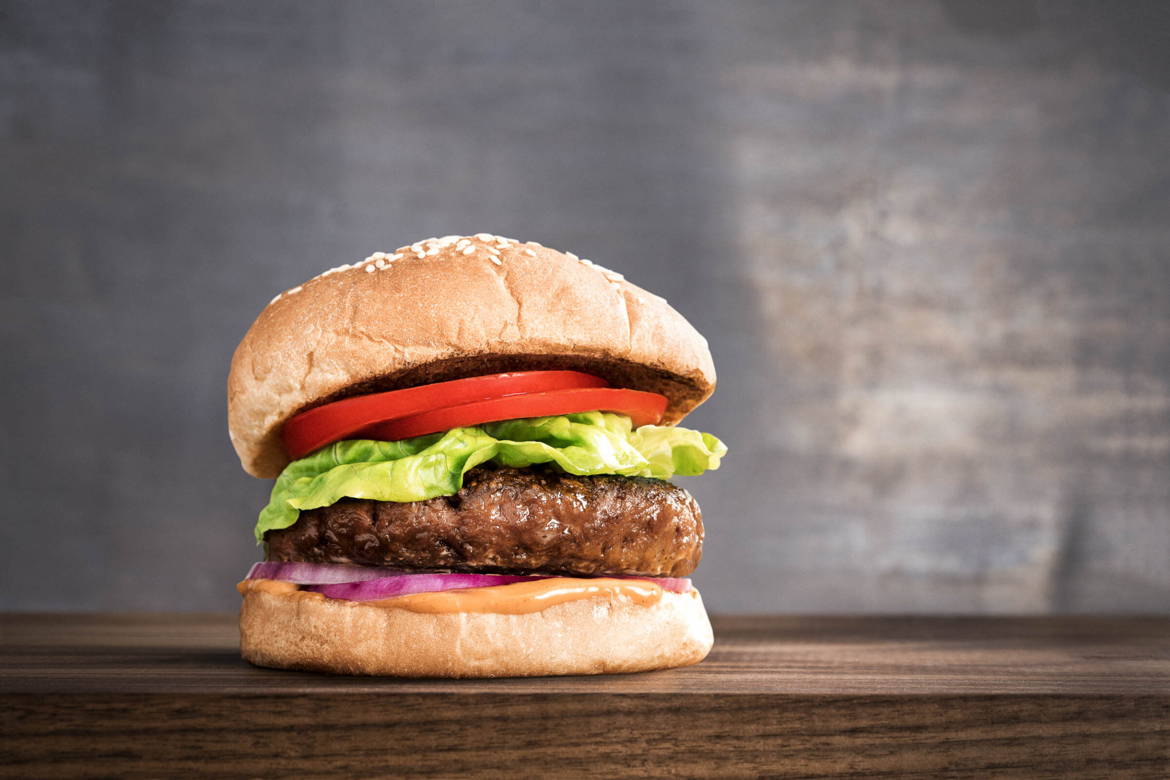 Beyond Meat Beyond Burger mit Tomaten, Salat, Zwiebel