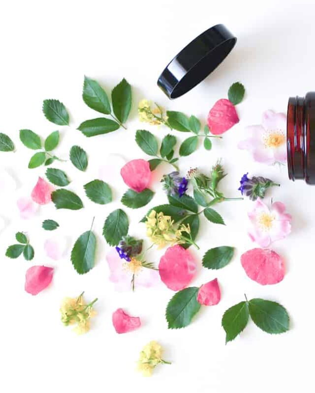 Kosmetiktiegel seitlich liegend mit Blüten und Blättern