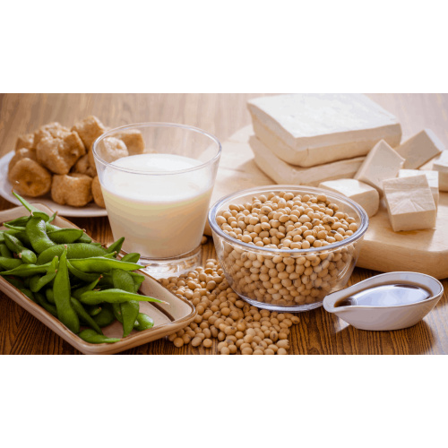 Sojaprodukte Edamame Sojamilch Sojabohnen Sojasoße Tofu auf Tisch