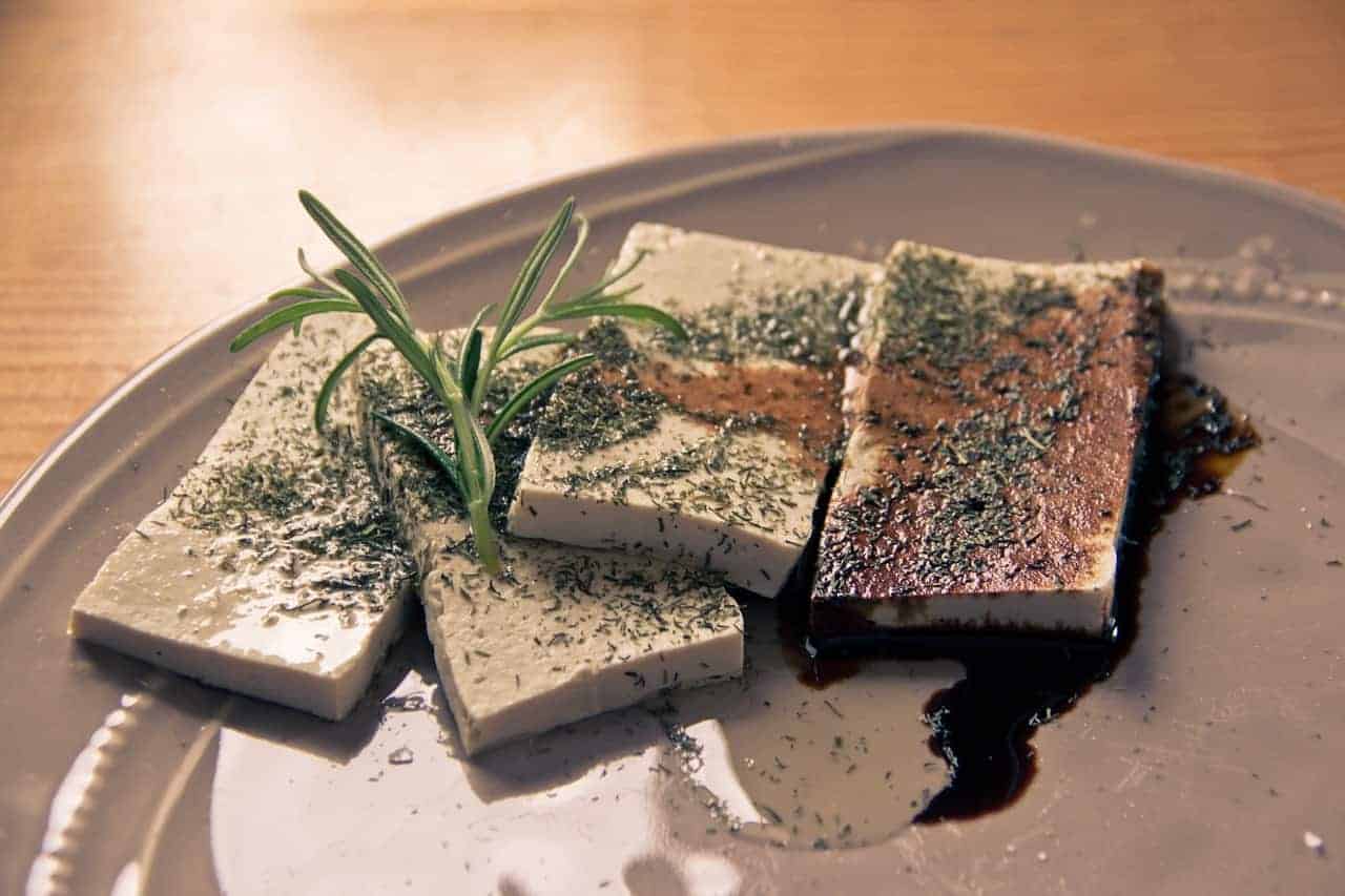 Tofu auf Teller