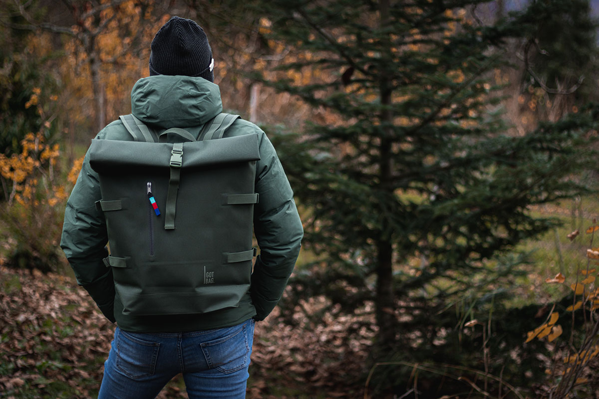 Mann in Wald mit GOT BAG Rucksack