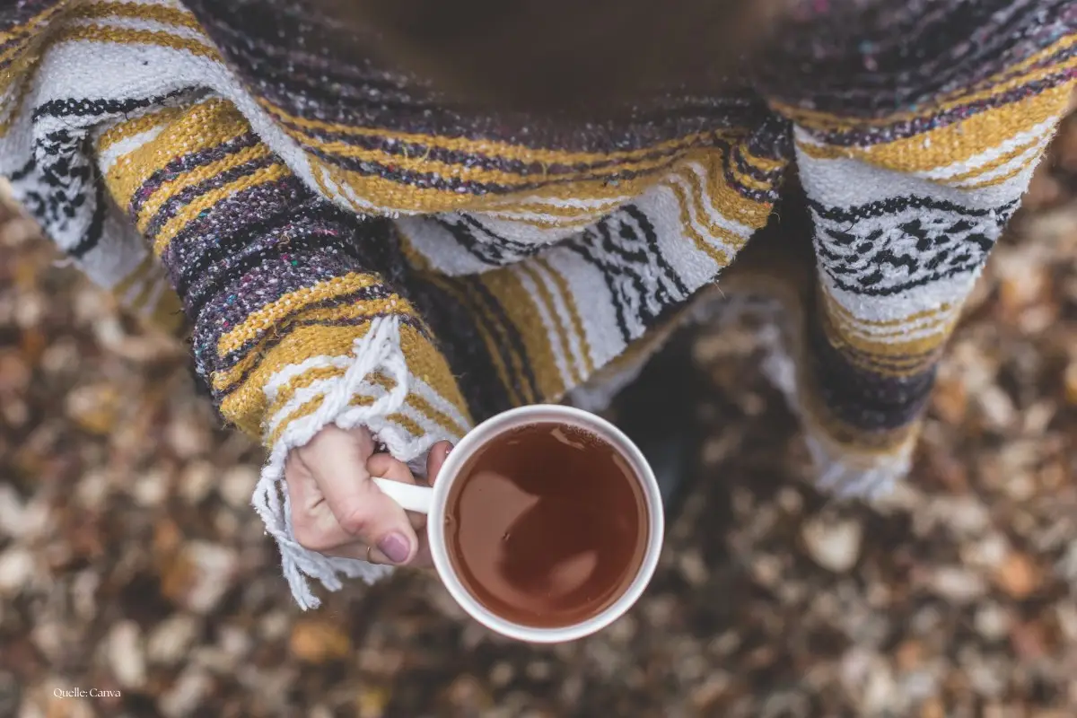 Frau trinkt eine Tasse Tee im Freien