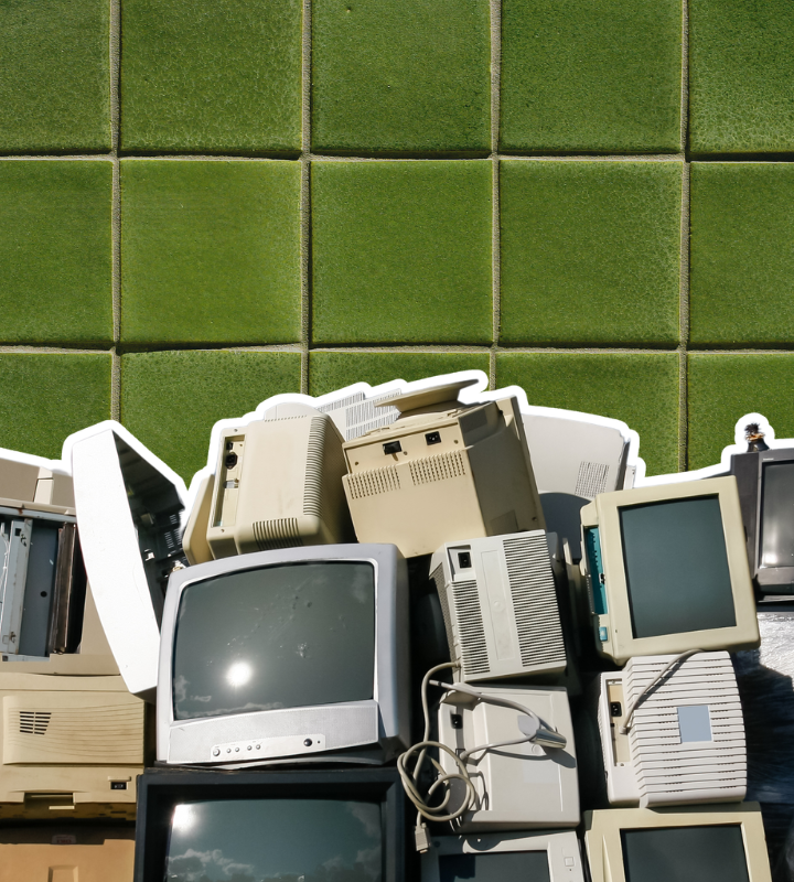Ein Berg Elektroschrott vor einer grünen Wand