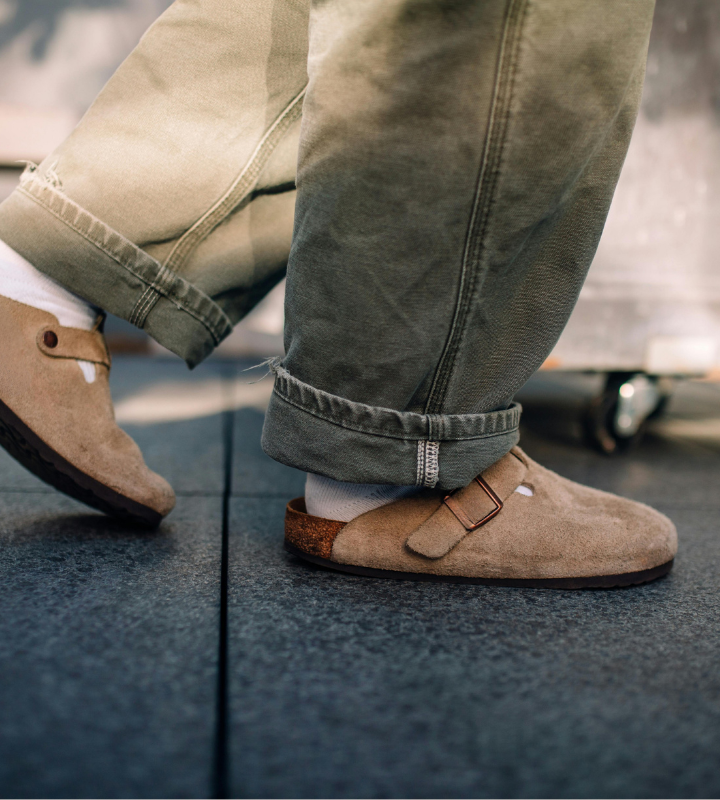 Mann trägt Jeans und Korksandalen