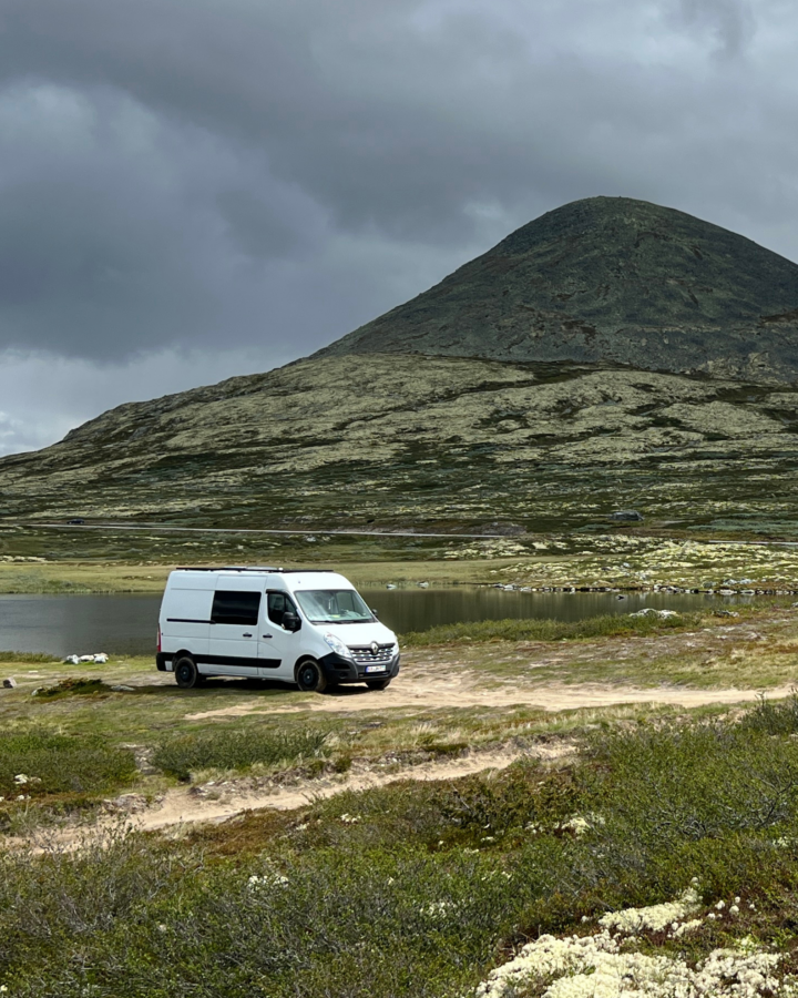Campervan vor einem See und Berg in Norwegen