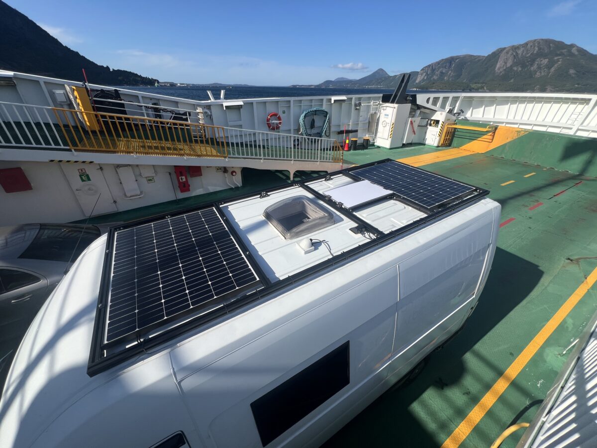 Renault Master Van mit Dachträgern und Solarpanelen auf Fähre