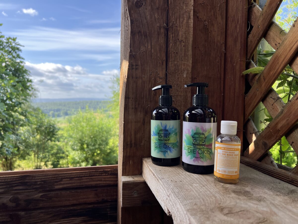 Die Ökis und Dr. Bronner Seife und Shampoo in einer Outdoor-Dusche oder zum Duschen in der Natur.
